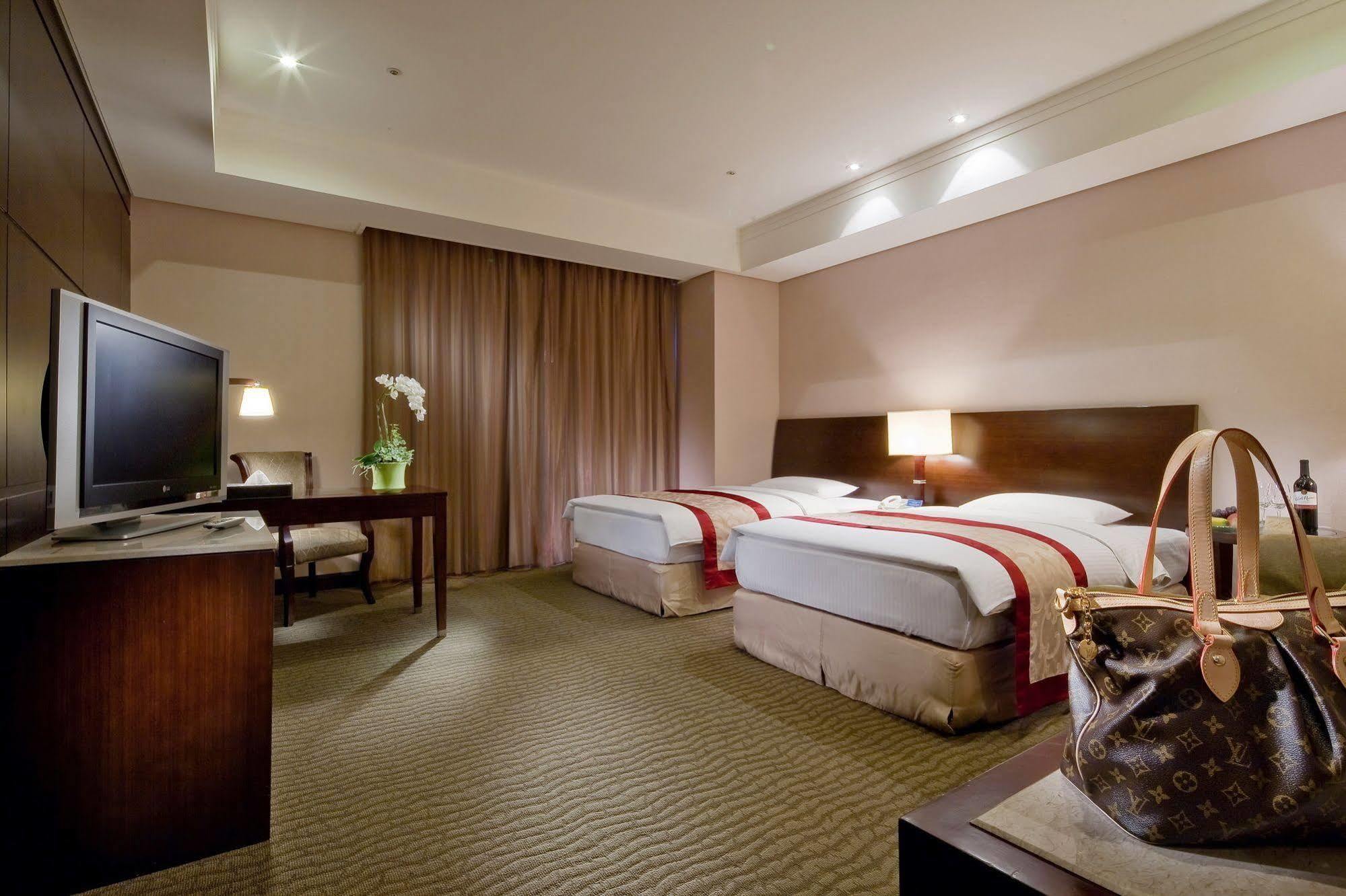 Queena Plaza Hotel Tainan Exterior foto